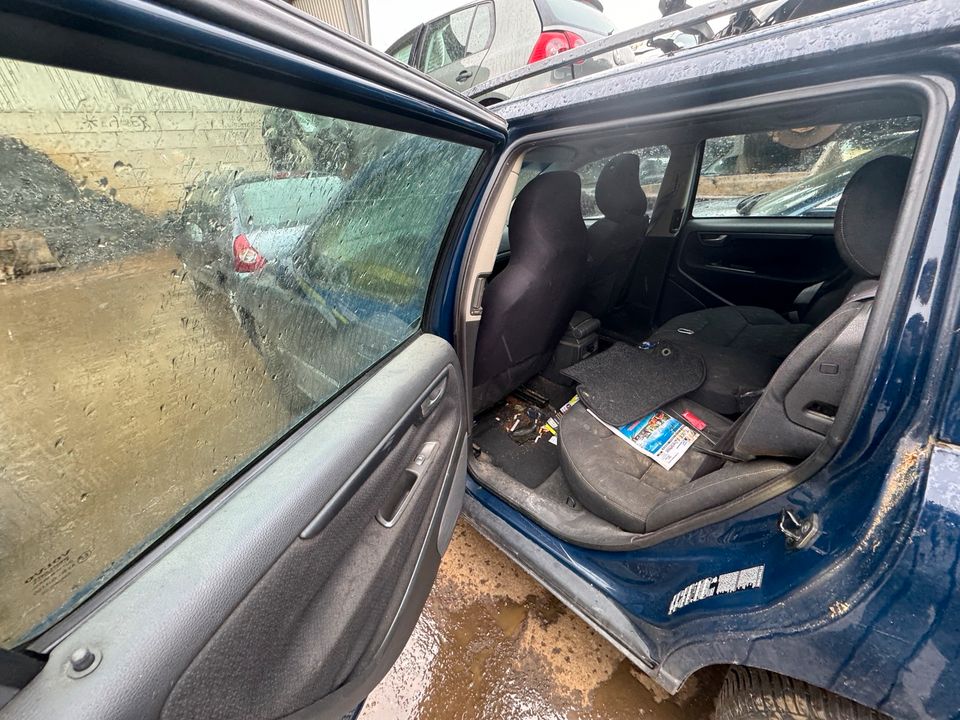 Volvo V70 2,4L 125 KW Autoteile Ersatzteile Schlachtfest in Waldbröl