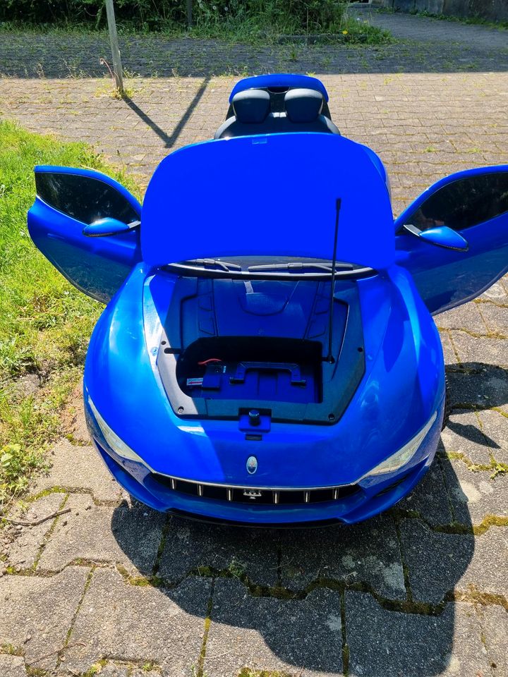 Kinderauto Maserati blau in Neuenstein