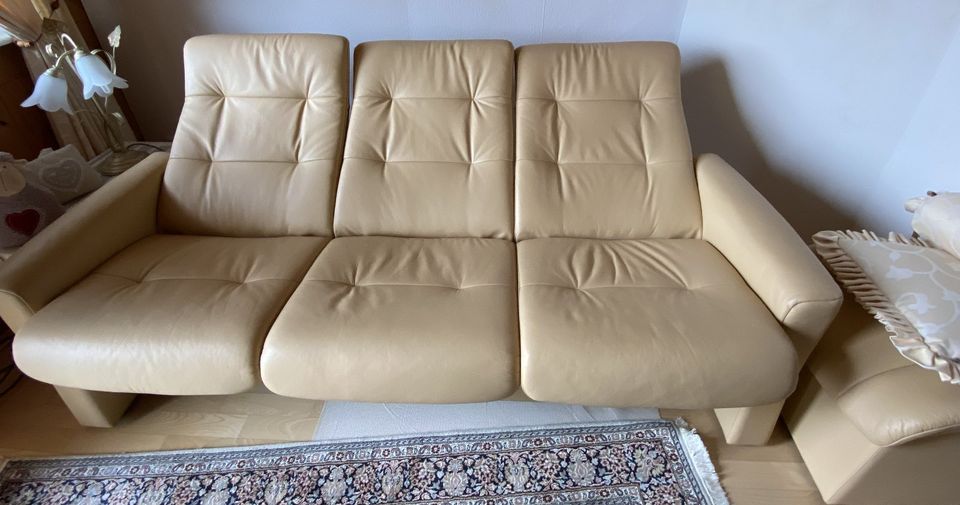 Ledersofa 3Sitzer, 1 Hocker, Kissen, Leder Cremefarben in Valwig