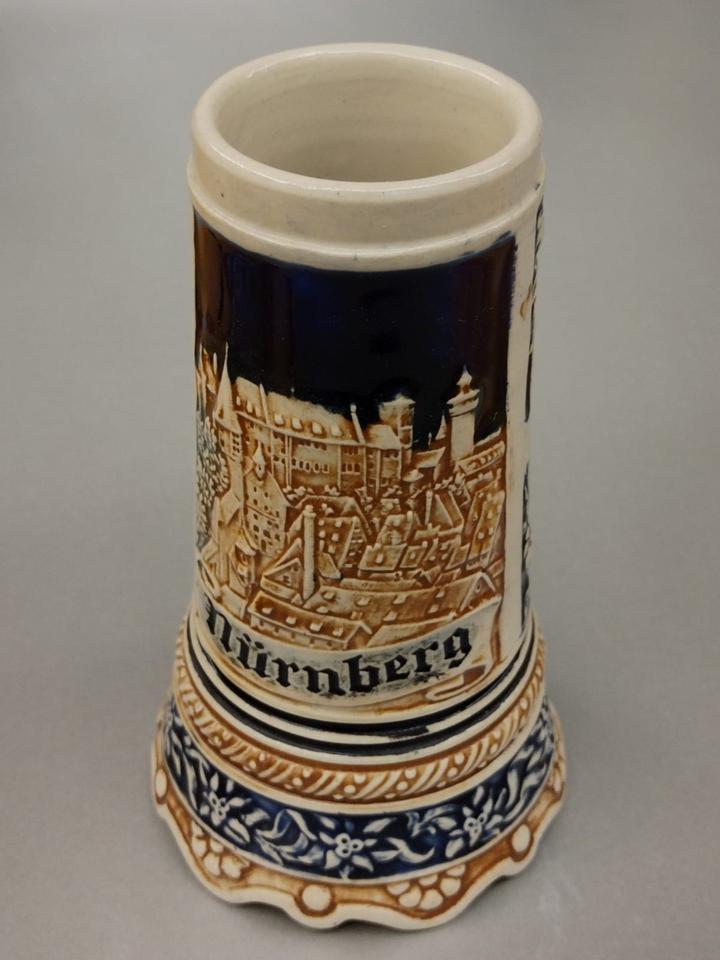Diverse Bierkrüge, Tonkrüge, teilw. mit Zinn-Deckel, Sammlung in Muggensturm