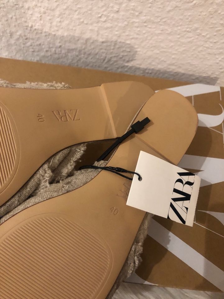 ZARA Pantoletten Schuhe Latschen Sandalen beige Gr. 40 NEU in Iserlohn