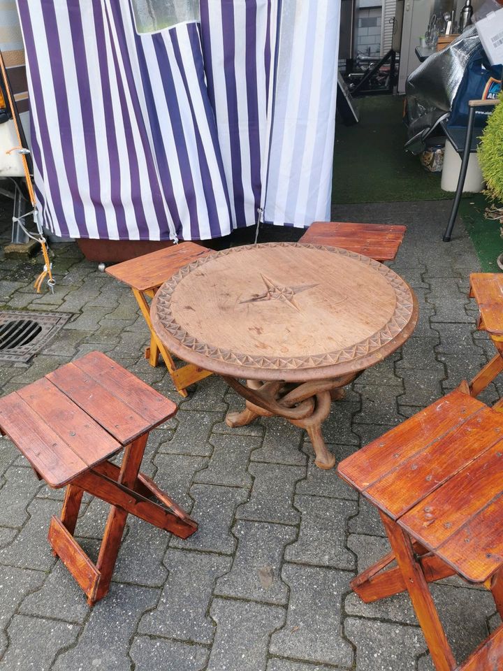 Spieltisch mit 6 Hocker aus massivem Holz in Hanau