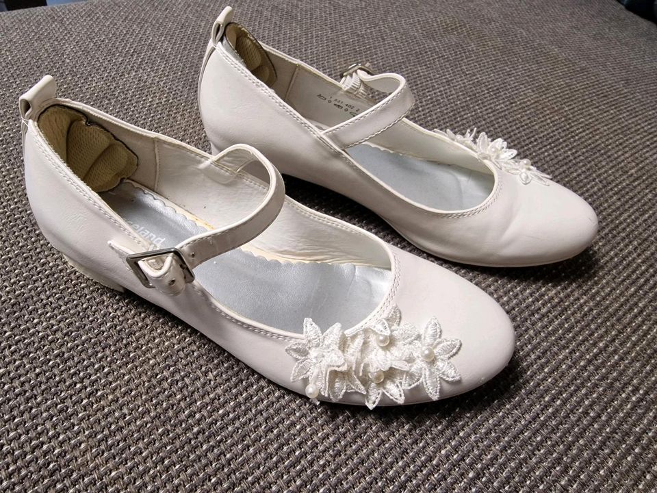 Schöne Schuhe weiß/creme farben,Blumen/Perlen, Größe 36 Kommunion in Bergheim