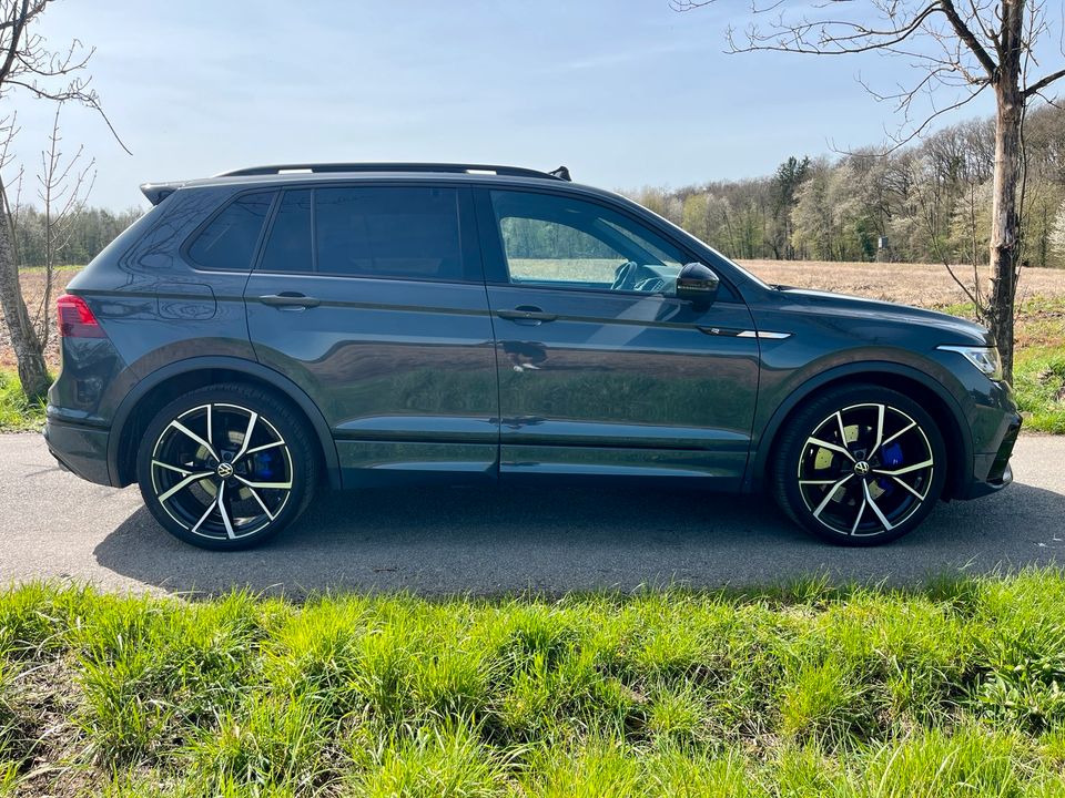 VW TIGUAN R 4MOTION 320PS GREY BLACK HUD PANO 21“ BLICKFANG in Saarbrücken