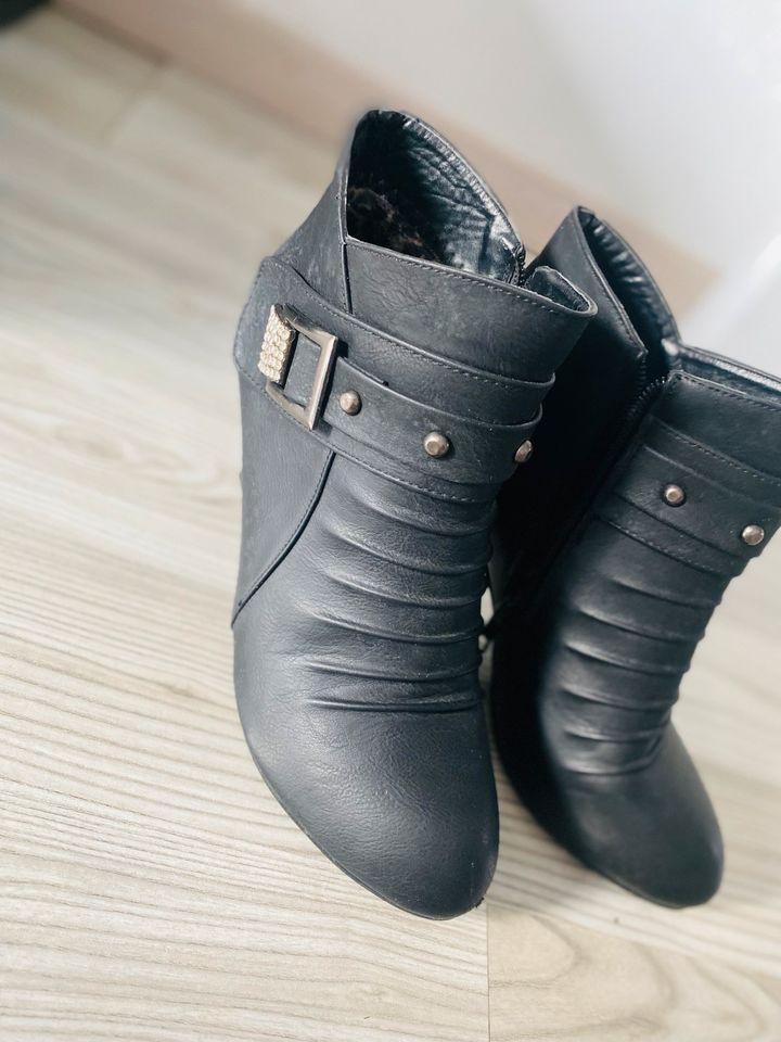 Schuhe/ Klassische Stiefel mit seitlichem Reißverschluss in  Baden-Württemberg - Böblingen | eBay Kleinanzeigen ist jetzt Kleinanzeigen