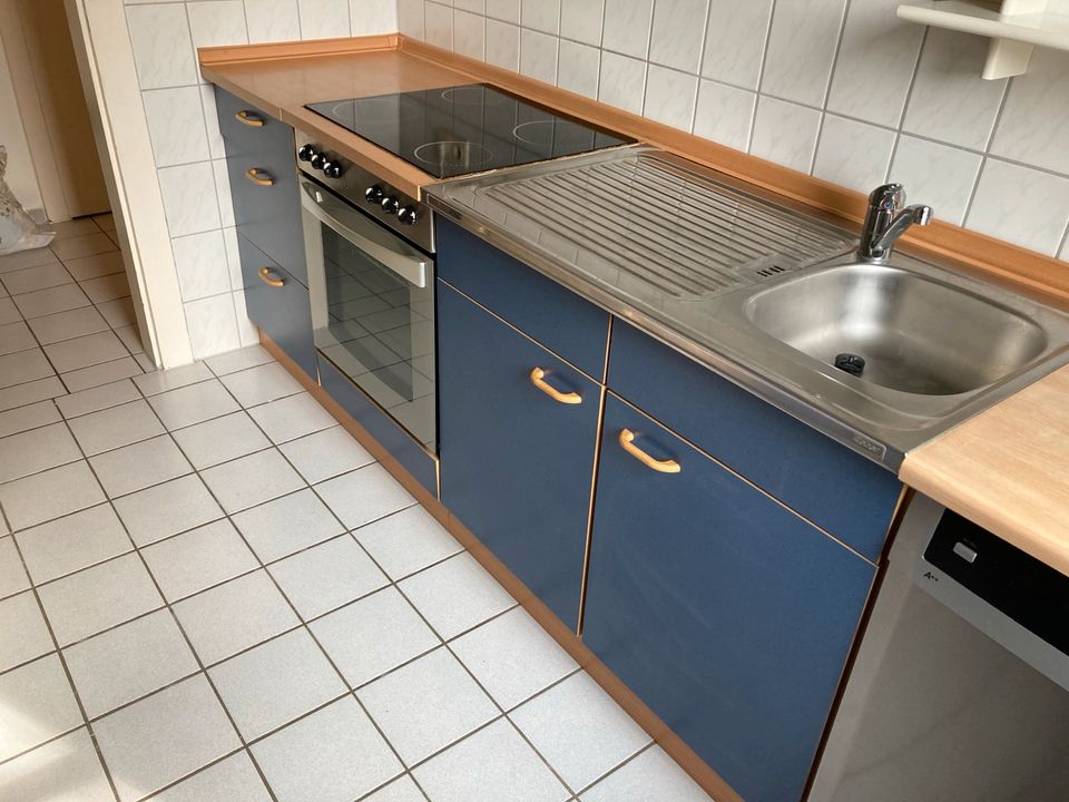 Küche Küchenzeile mit Cerankochfeld Backofen und Geschirrspüler in Neumünster