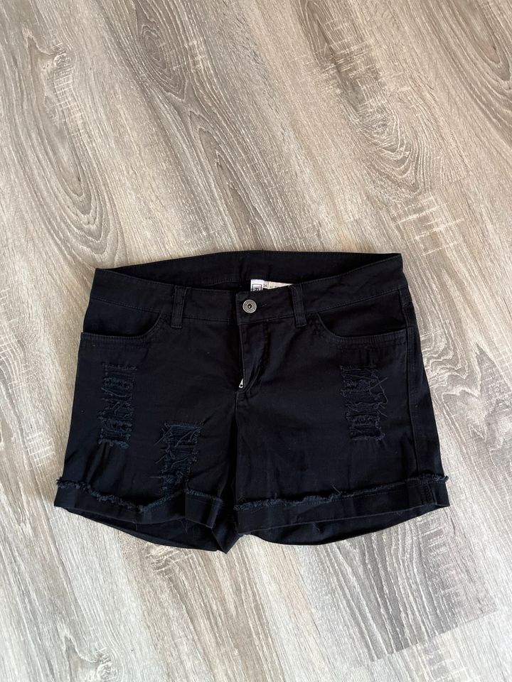 Hotpants Shorts Ripped in Nidda