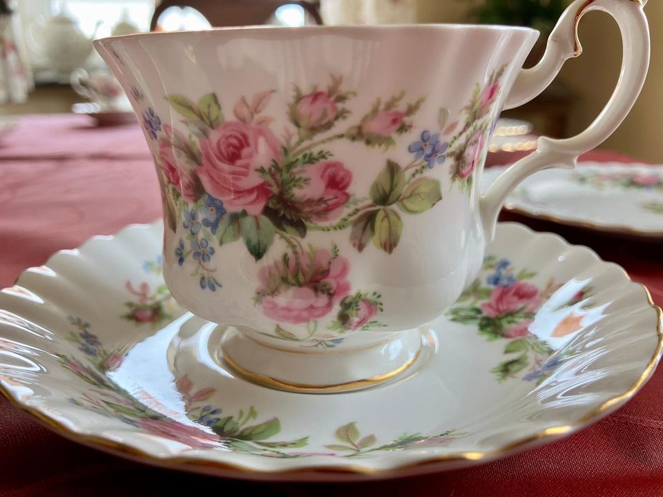 Englisches Kaffeeservice: Moos Rose von Royal Albert, Bone China in Ortenberg