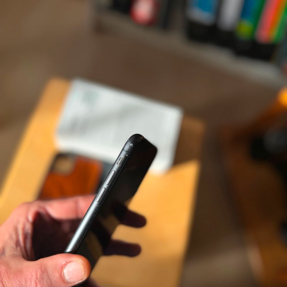 iPhone 11 128GB in black - Gepflegt mit Zubehör in Berlin