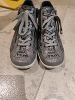 Sneakers in grau mit Schrift Gr. 40 Bayern - Tapfheim Vorschau