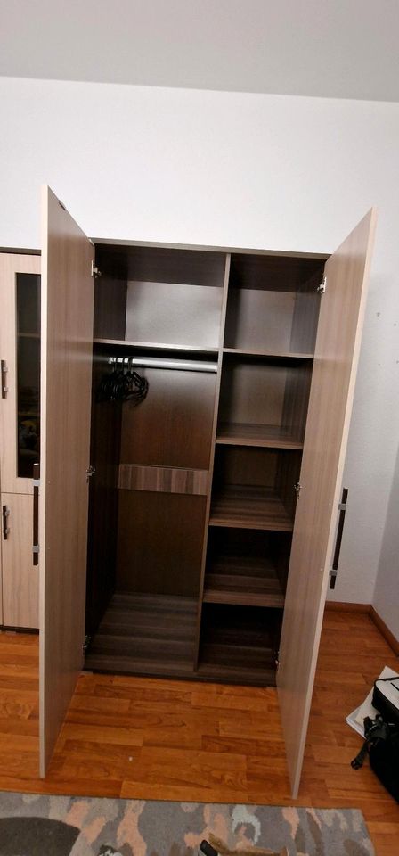 Kleiderschrank XXL mit Spiegel / Schrank / Garderobe in Chemnitz