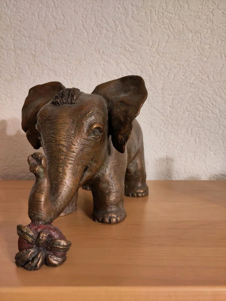Elefant Bronze Skulptur "verwunschene Erdbeerprinzessin" in Gingen an der Fils