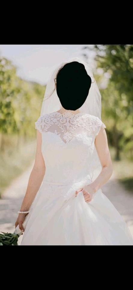 Hochzeitskleid mit Spitzen + Unterrock in Essenbach