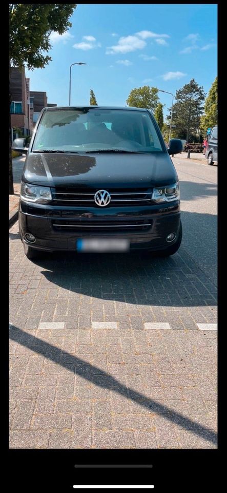 VW Multivan T5.2 in schwarz 2 Schiebetüren TÜV neu in Wilnsdorf