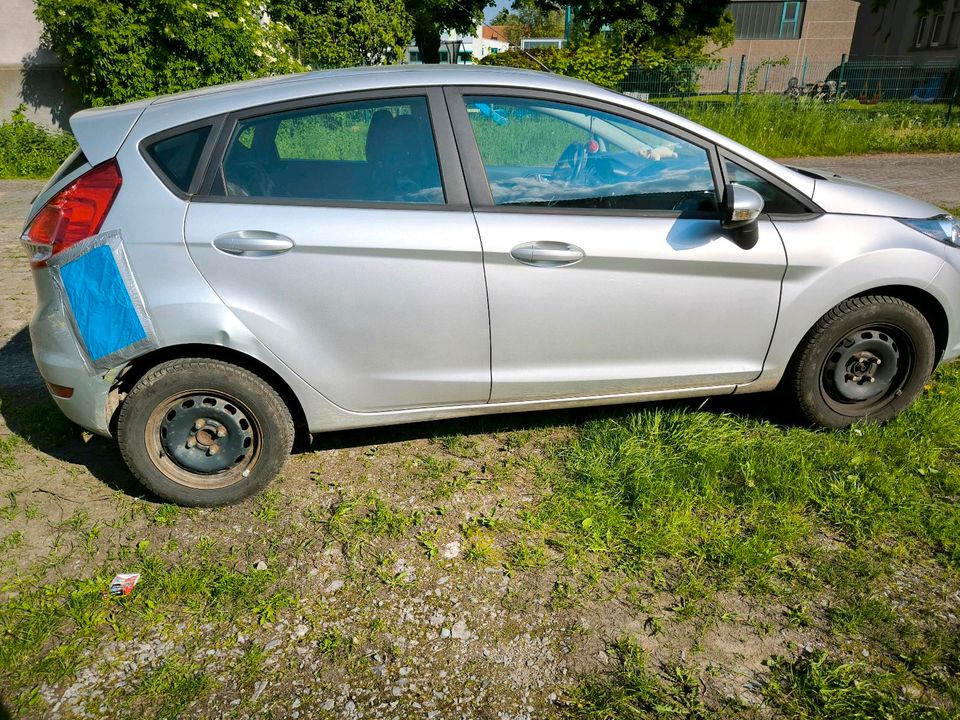 Ford Fiesta Silber mit Unfallschaden in Borchen