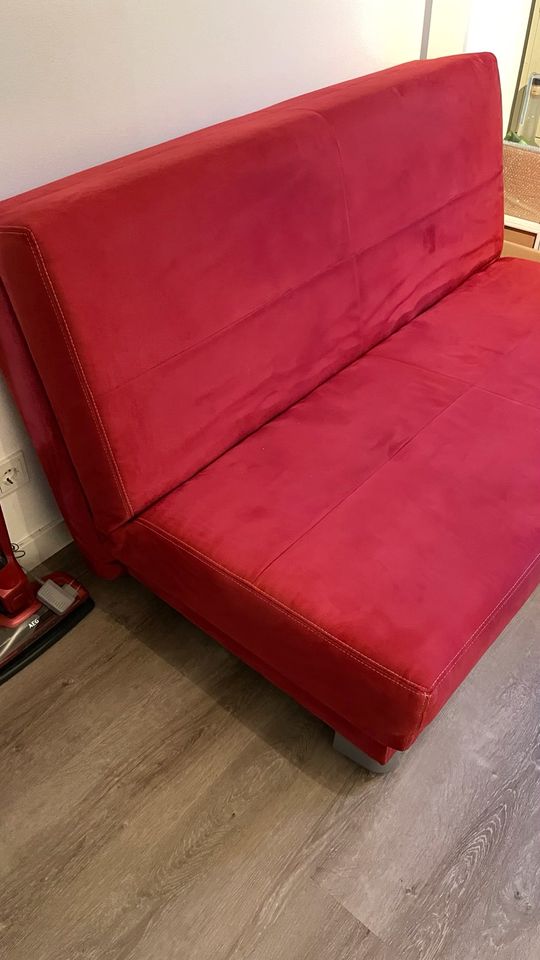 rote Schalfcouch mit grauem Bezug 140x200cm in Trier