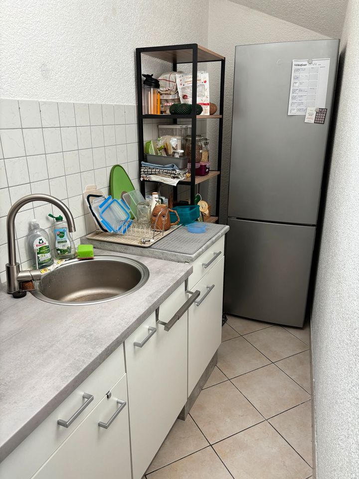 Küche mit Herd abzugshaube Backofen Kühlschrank unterschränke usw in Friedberg (Hessen)