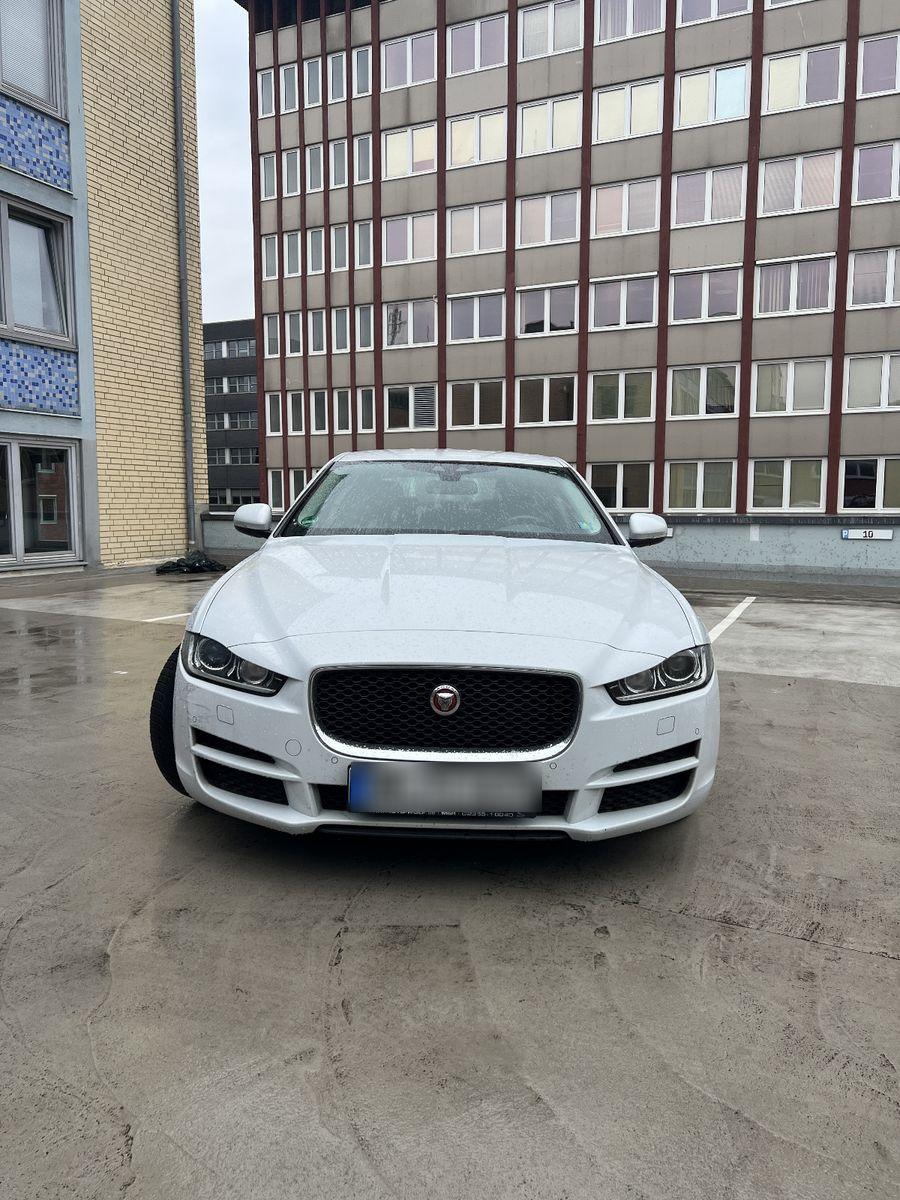 Abbildung des Autos Jaguar XE 20t 200PS Port…