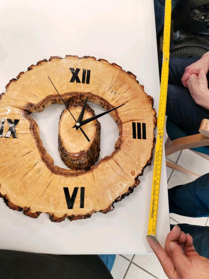 Wanduhr aus Holz in Harsum