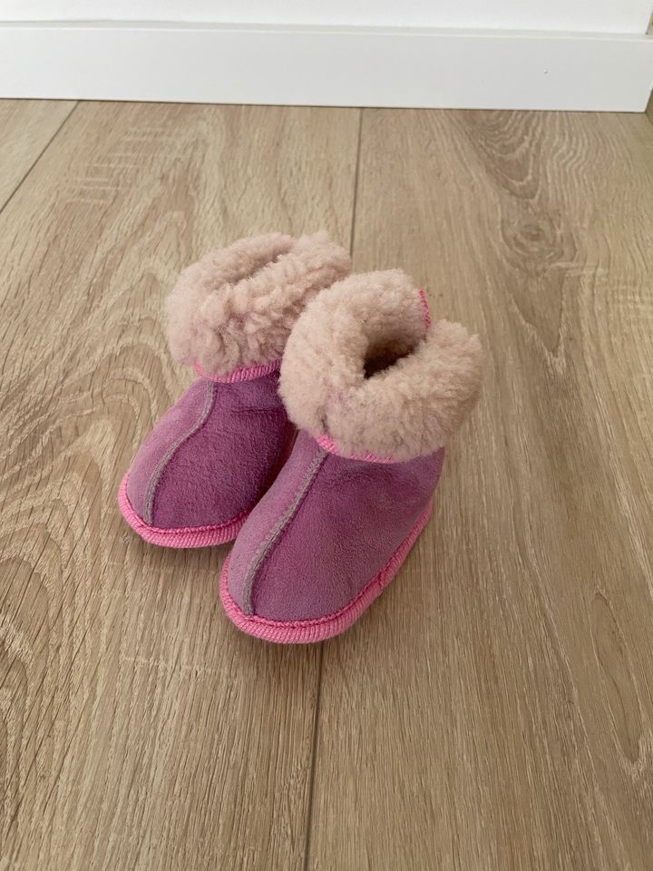 Lammfellschuhe Baby rosa neuwertig 15cm in Eschborn