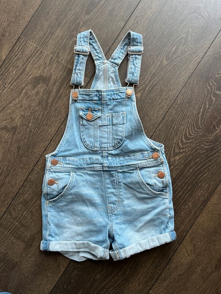 H&M | Hose | Jeans | Latzhose | Shorts | Latzshorts | Gr. 110 in Bokensdorf