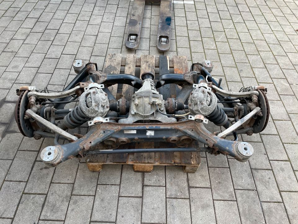 Porsche Cayenne S 4.5 V8 9PA Hinterachse Differential Achsträger in Bönnigheim