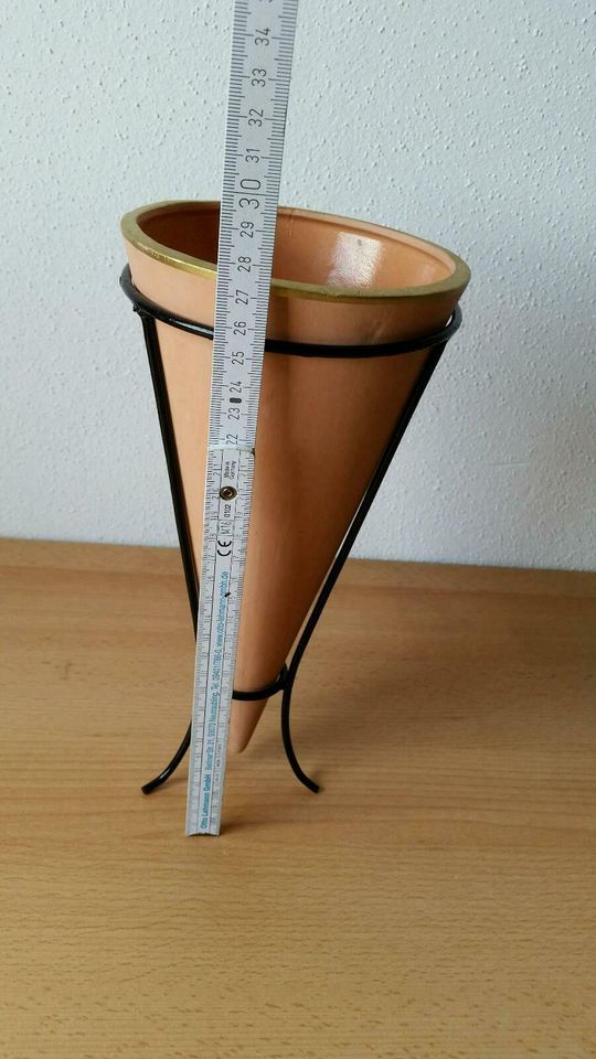 Terrakotta Vase in Metallgestell in Bruckberg bei Landshut
