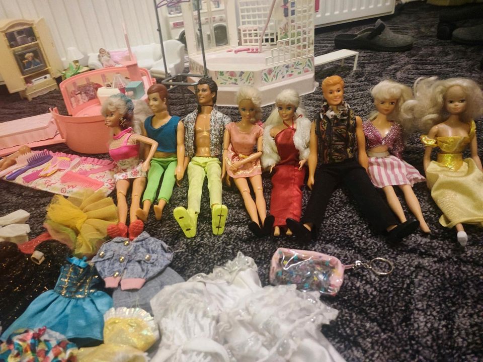 Barbie Ken Sammlung Koffer Möbel Kleidung puppe in Nordhausen