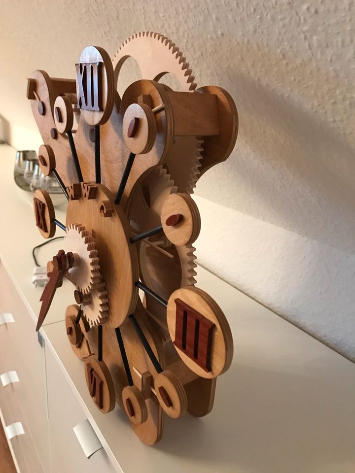 Uhr aus Holz in Hespe