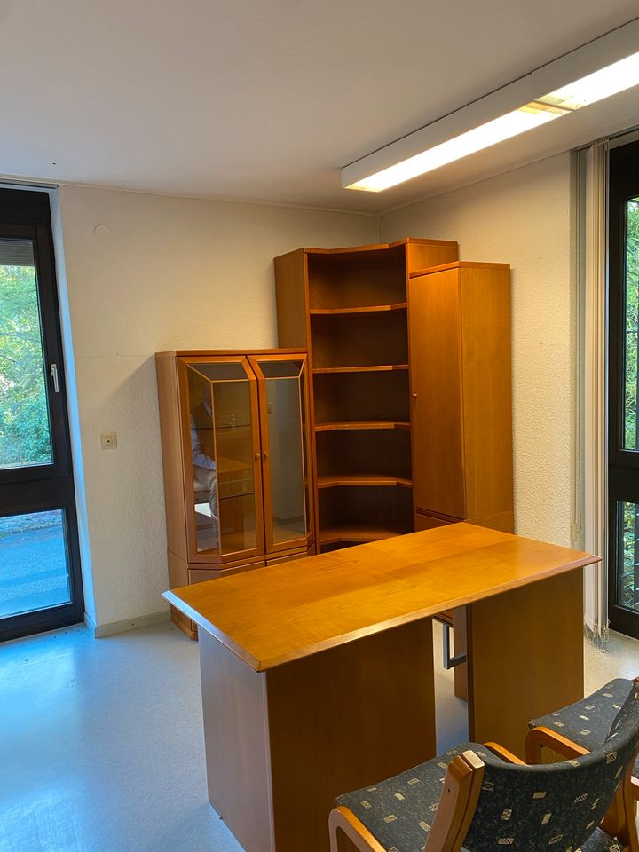 Schreibtisch mit passender Glasvitrine und Schrank in Wertheim