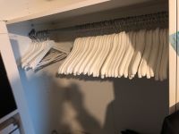 Holzkleiderbügel IKEA alte Serie weiß und schwarz Nordrhein-Westfalen - Overath Vorschau