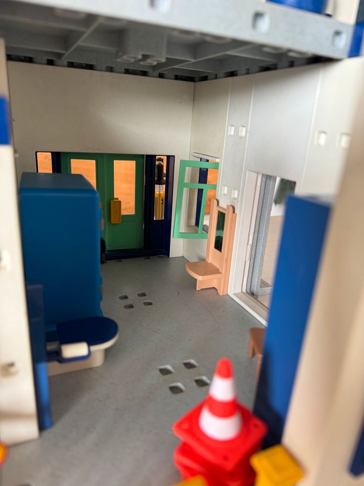 Playmobil Krankenhaus / Polizei mit sehr viel Zubehör in Eltville