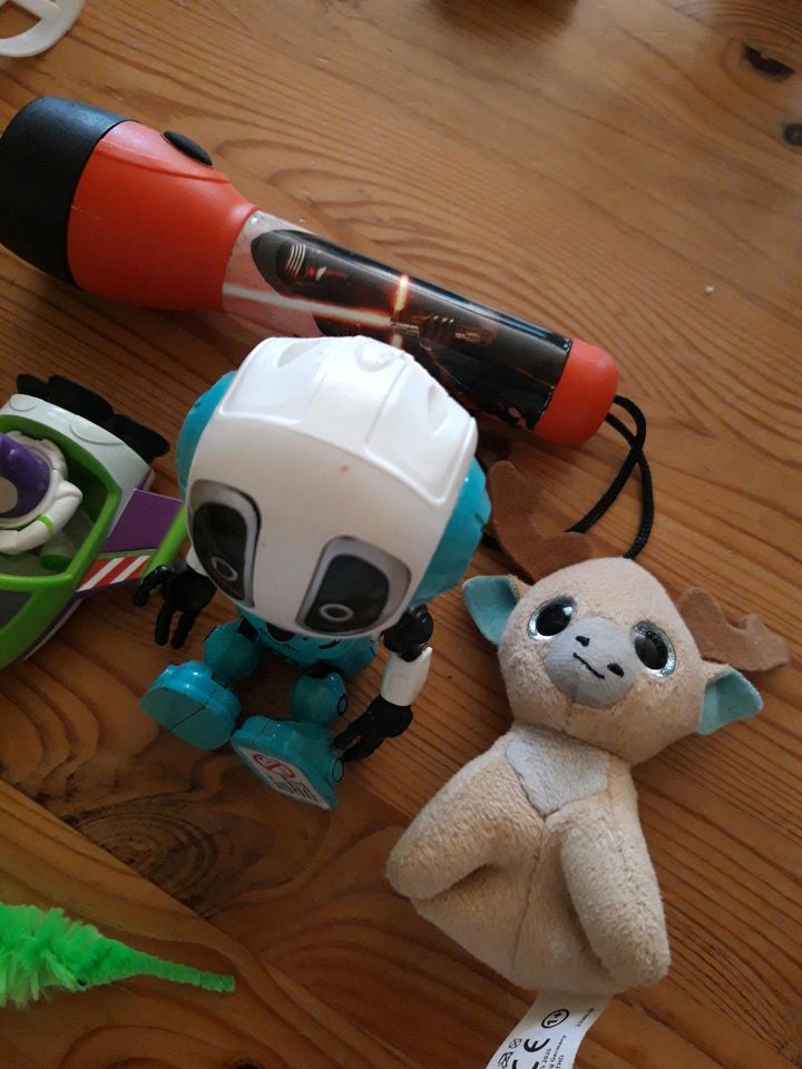 Spielzeug set buzz lightyear Roboter Stofftier Taschenlampe in Brockel