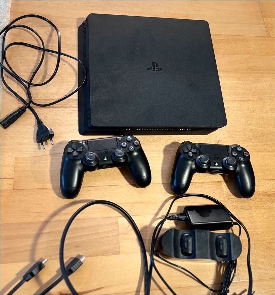 PS4 PlayStation + 8 Spiele + 2 Controller mit Ladestation in Öhringen