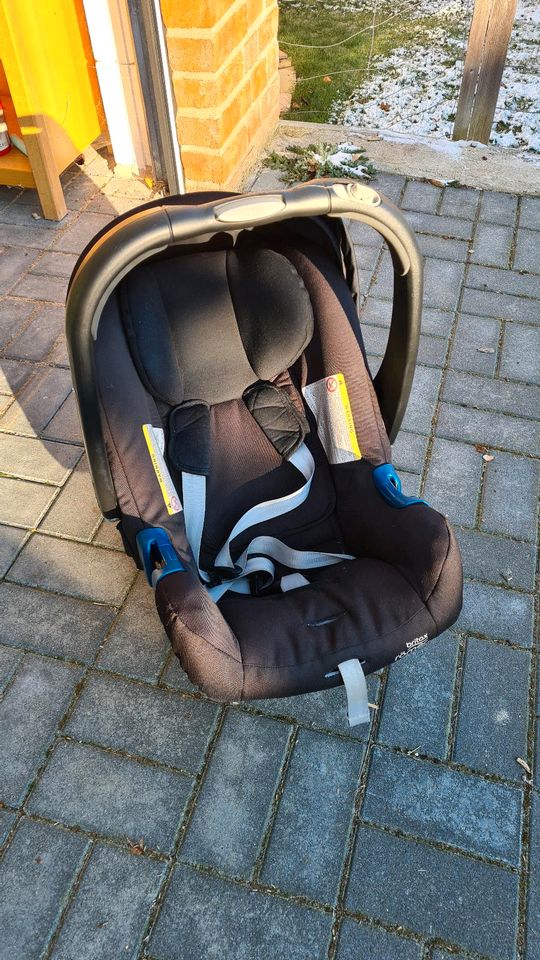 Schwarze Britax Römer Baby-Safe plus SHR II mit Isofix-Base in Danndorf