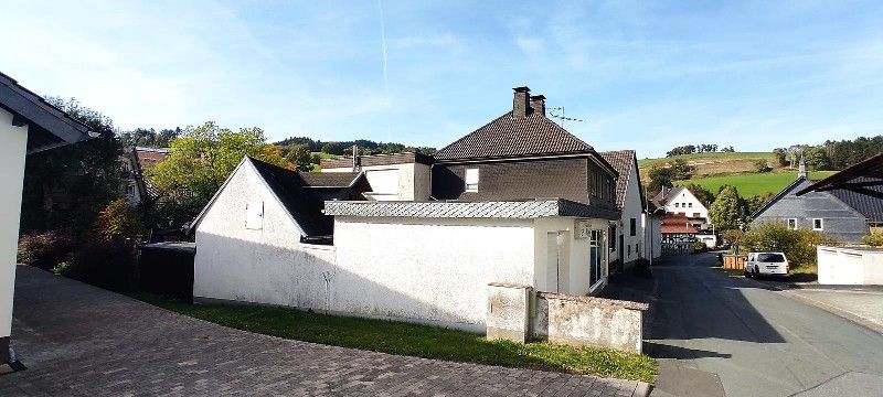 Zwei Wohneinheiten mit großem Gewerbebereich und Garagen, Nähe Winterberg in Medebach