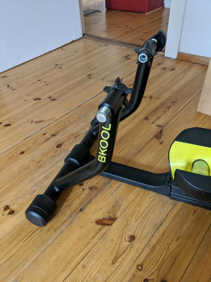 Bkool Smart Pro 3 Rollentrainer Rennrad Hometrainer in Berlin