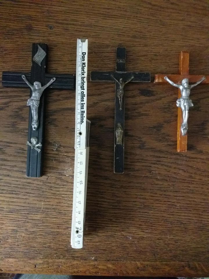 3 sehr alte Kreuze, Holz, versch. Darstellungen in Kempten