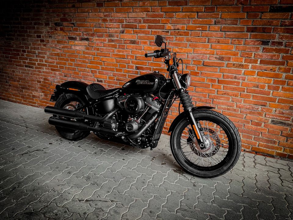 Harley Davidson Softail Street Bob Schwarz 17500 Km 107er in Hamburg