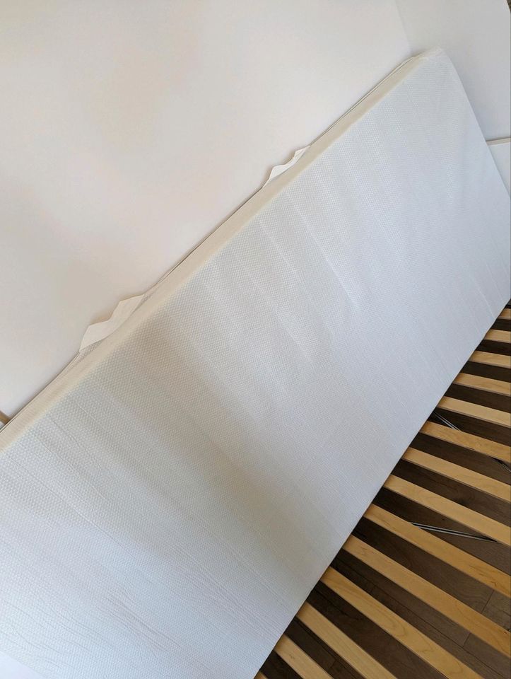 Weißes Bett inkl. neuer Matratze in Mockrehna