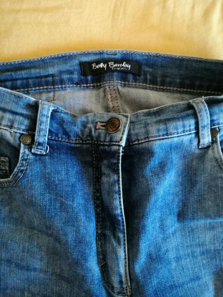 Jeans von Betty Barcley gr.M. in Verden