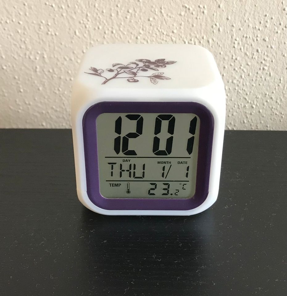 Tischwecker Wecker Digital Uhrzeit Datum Temperatur mit OVP in Königsbrunn