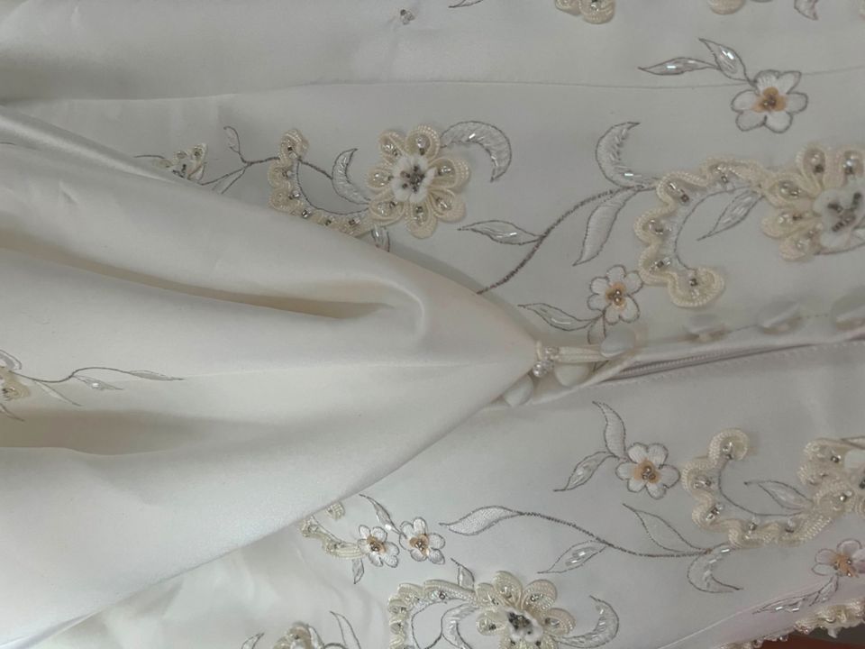 Schönes Brautkleid Gr. 34 in creme in Dormagen