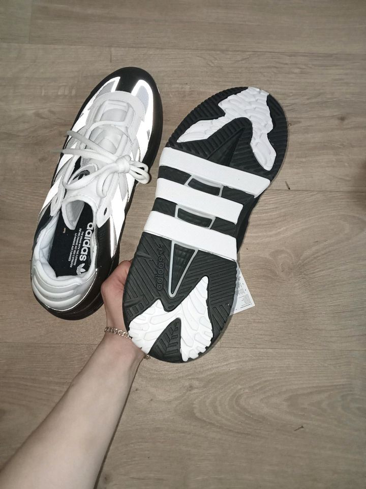 Nagel neue Adidas Schuhe an in Essen