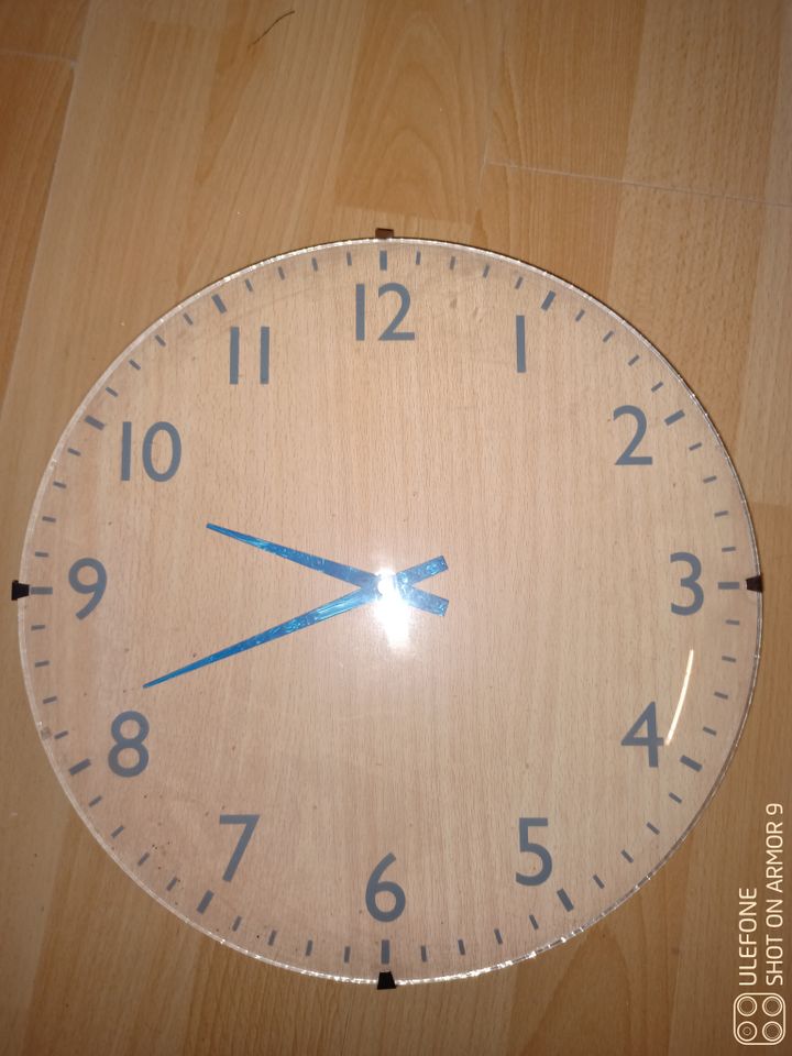 Wanduhr aus Holz in Wetterzeube