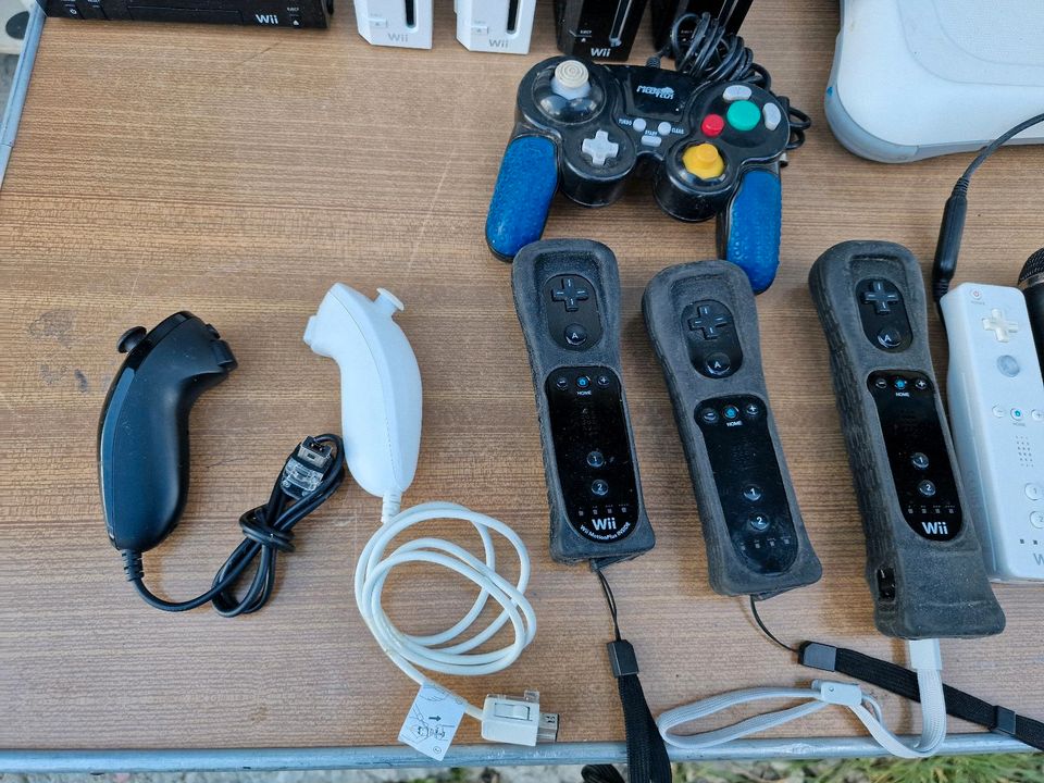 Sammelauflösung Nintendo Wii Weiß Schwarz Controller Spiele Mega in Weißenfels