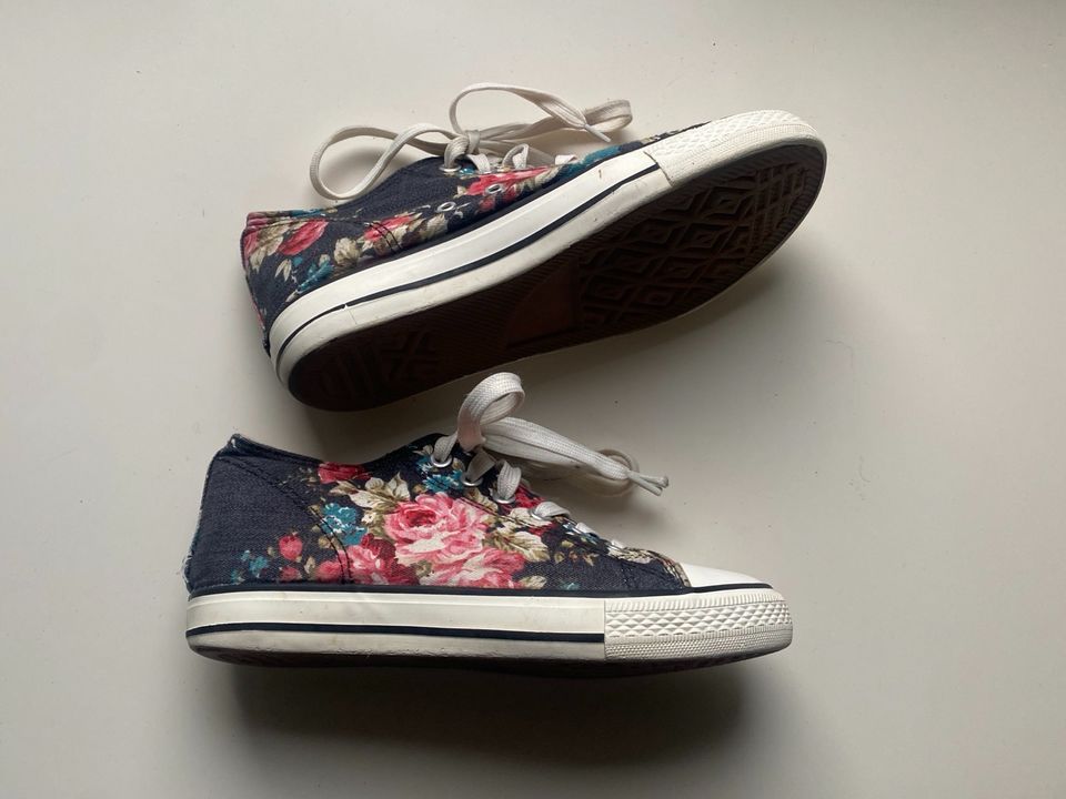 Converse Chucks mit Rosenmuster • Gr. 36 in Geisa