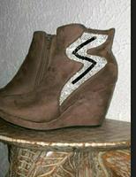 • Edel Stiefeletten 40 Strass Taupe Wildlederoptik Hessen - Spangenberg Vorschau