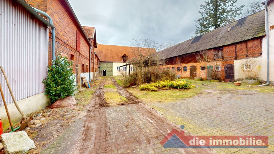 ***Vier-Seiten-Hof mit drei Wohngebäuden und großem Grundstück*** in Woltersdorf SA