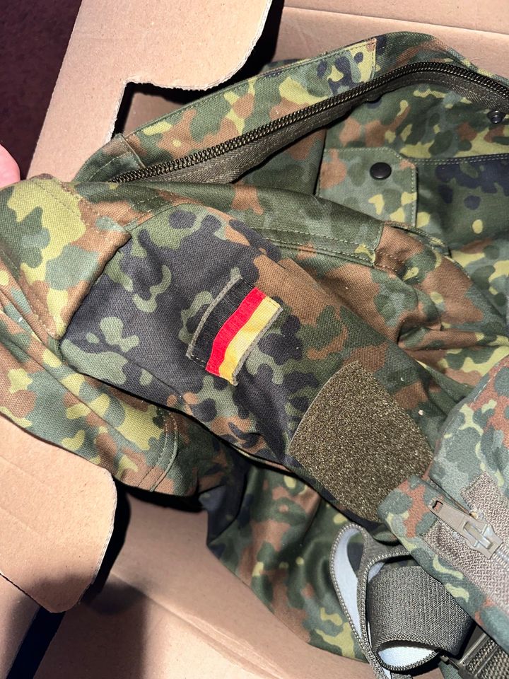 Militärische Kleidung neu wert 120€ in Hildesheim